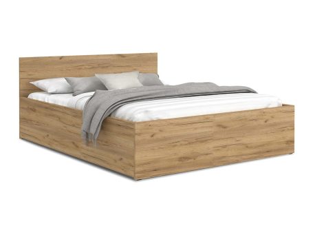 Drewniane łóżko, naturalny design, styl skandynawski do sypialni