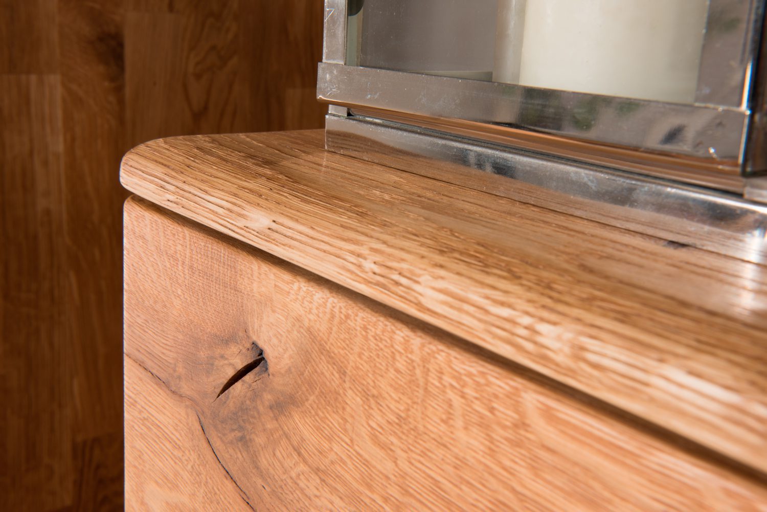 Detal na krawędź komody drewnianej