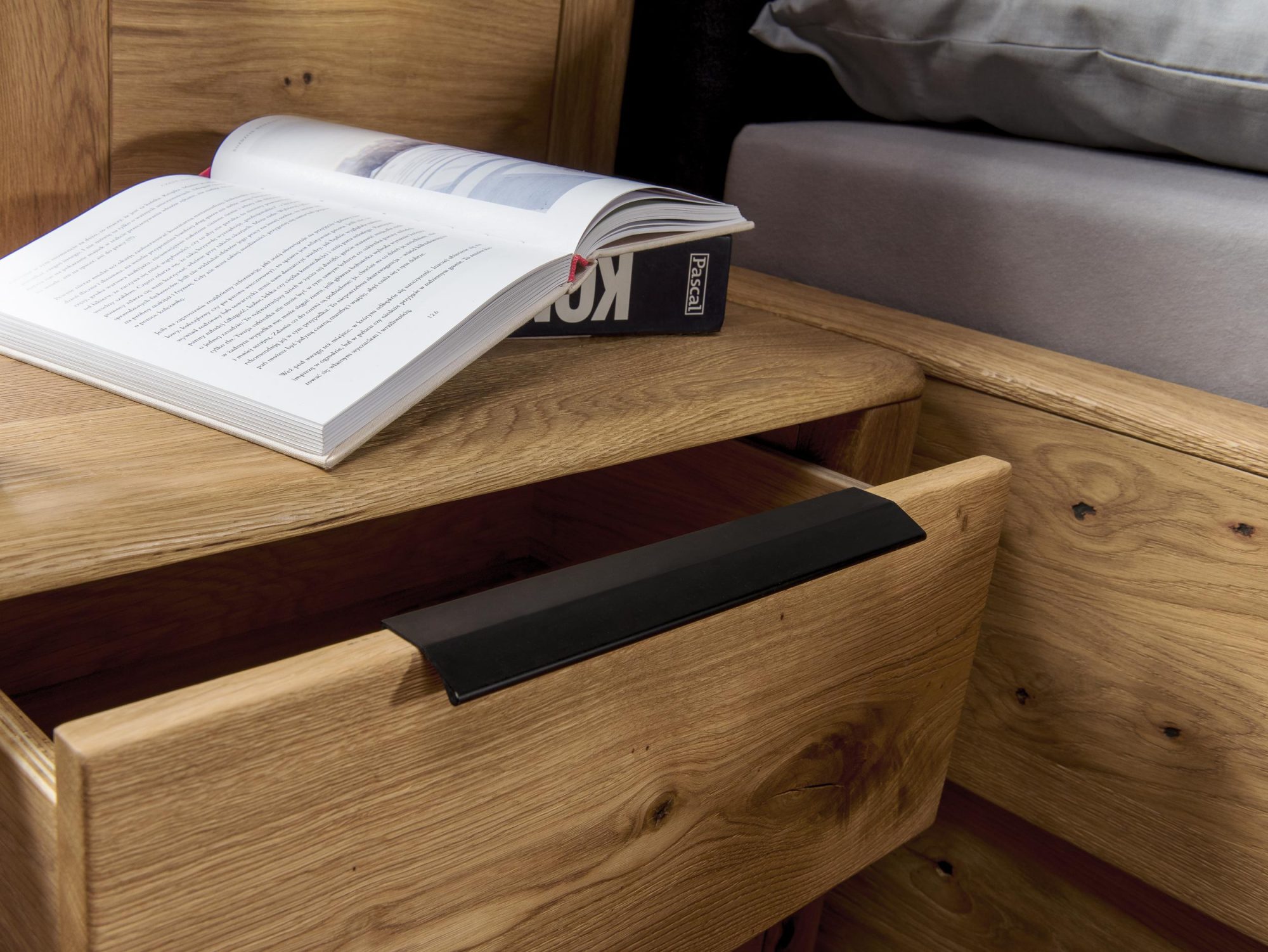 Drewniana szafka nocna z szufladą MASERI Drewniana szafka nocna z szufladą MASERI