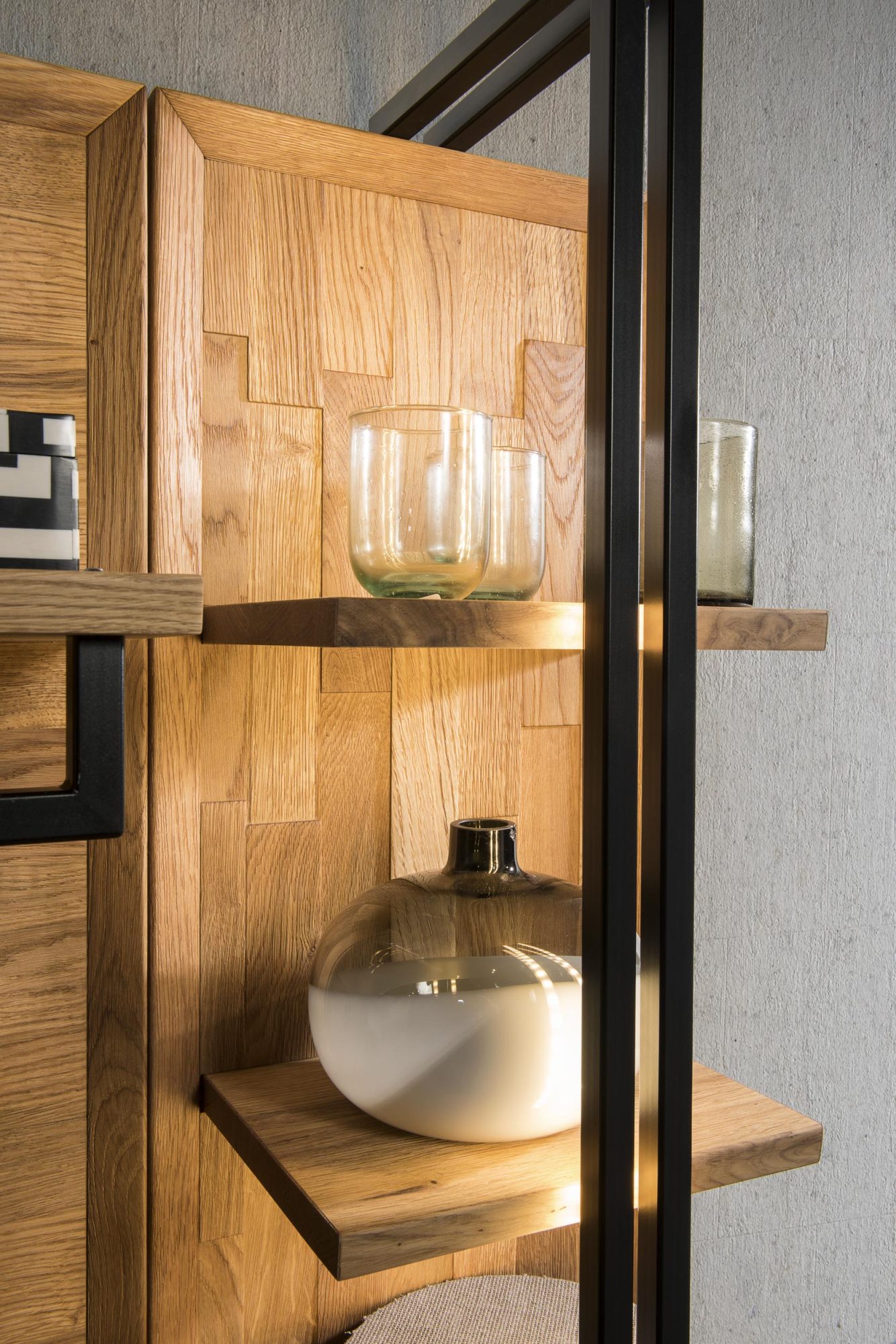 Drewniany regał z półkami MASERI