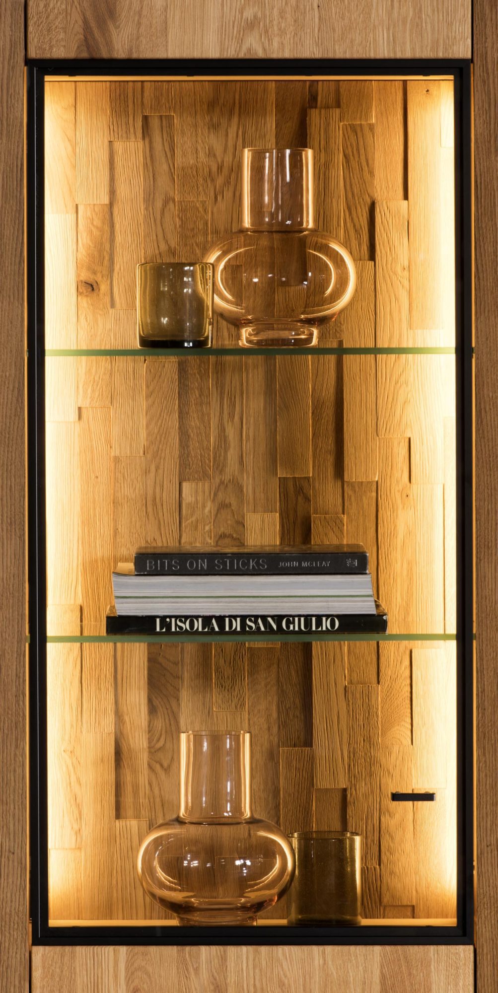 Drewniana witryna przeszklona oświetlenie LED zbliżenie MASERI