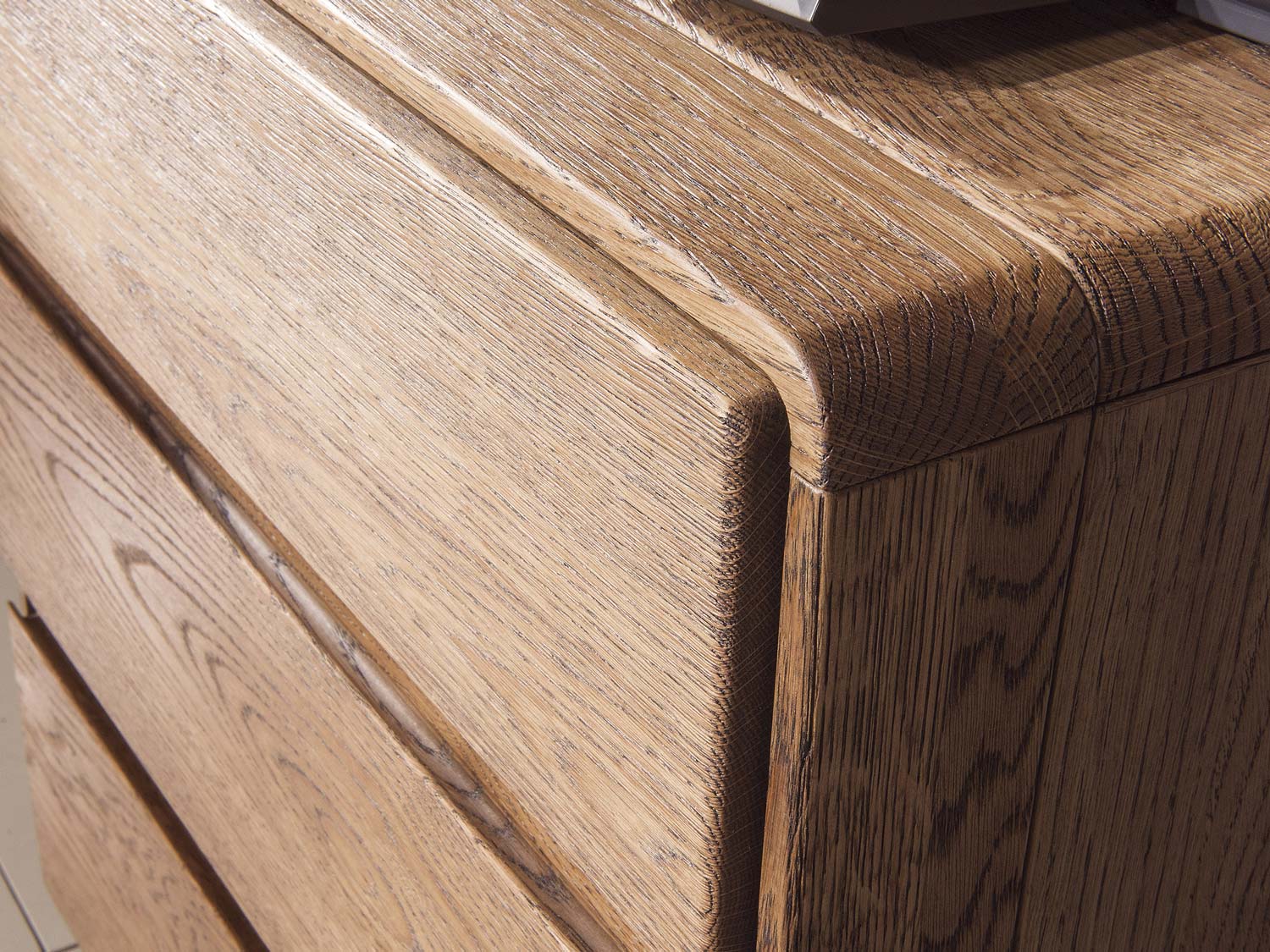 Komoda drewniana z szufladami zbliżenie Seto Komoda drewniana zbliżenie Seto