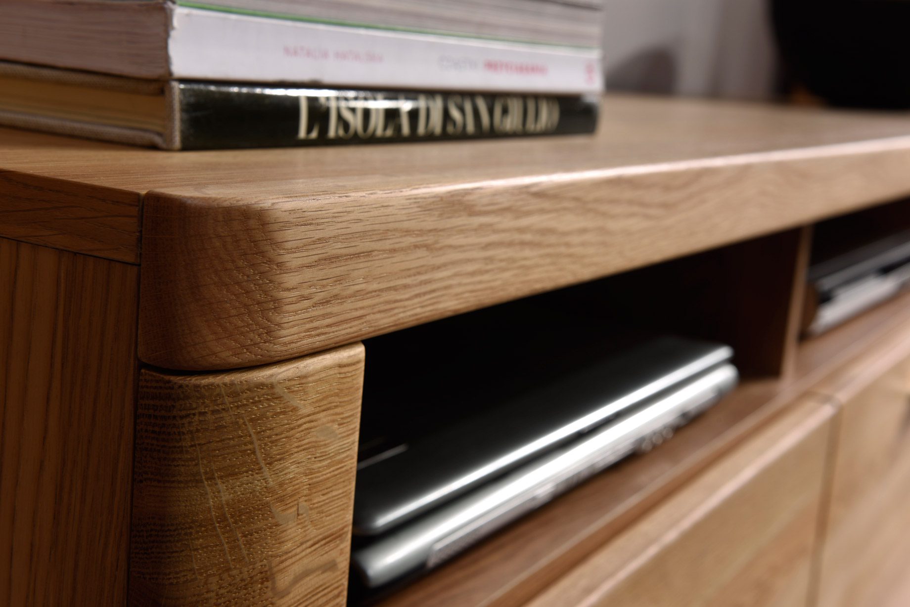 Szafka drewniana RTV zbliżenie półki Sakuro