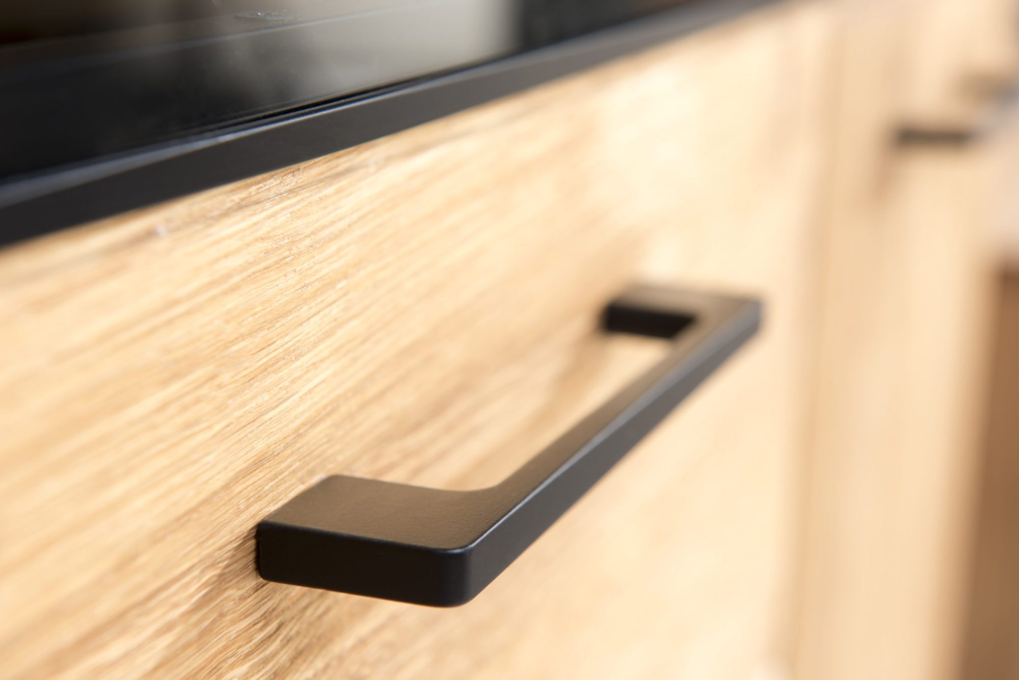 Uchwyty w stylowej witrynie z naturalnego drewna