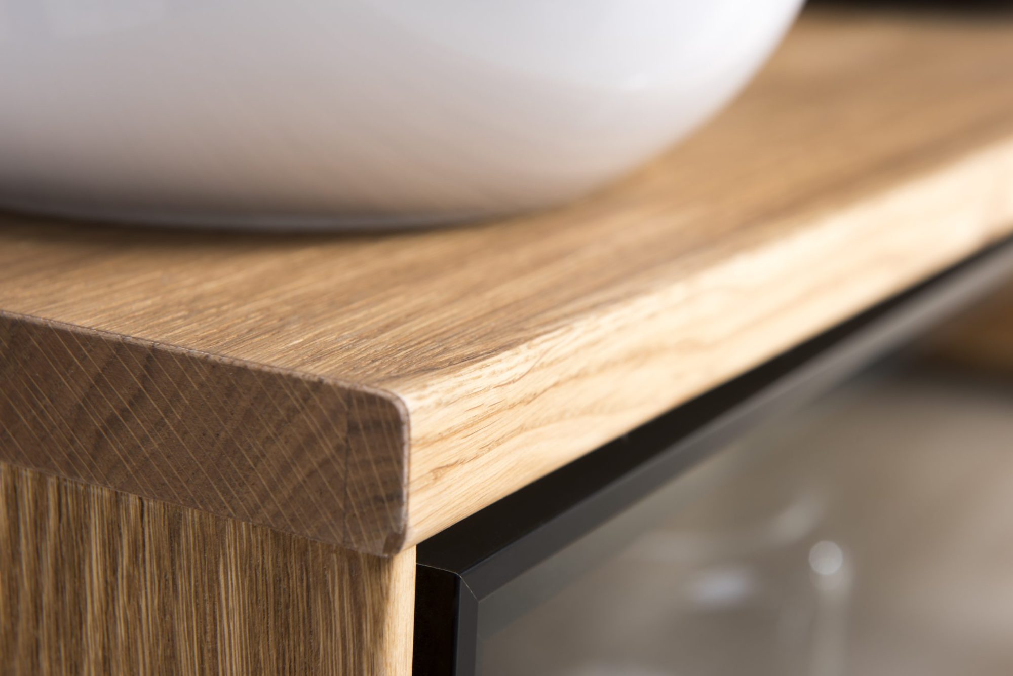 Komoda z drewnianymi frontami i czarnymi uchwytami do eleganckich wnętrz