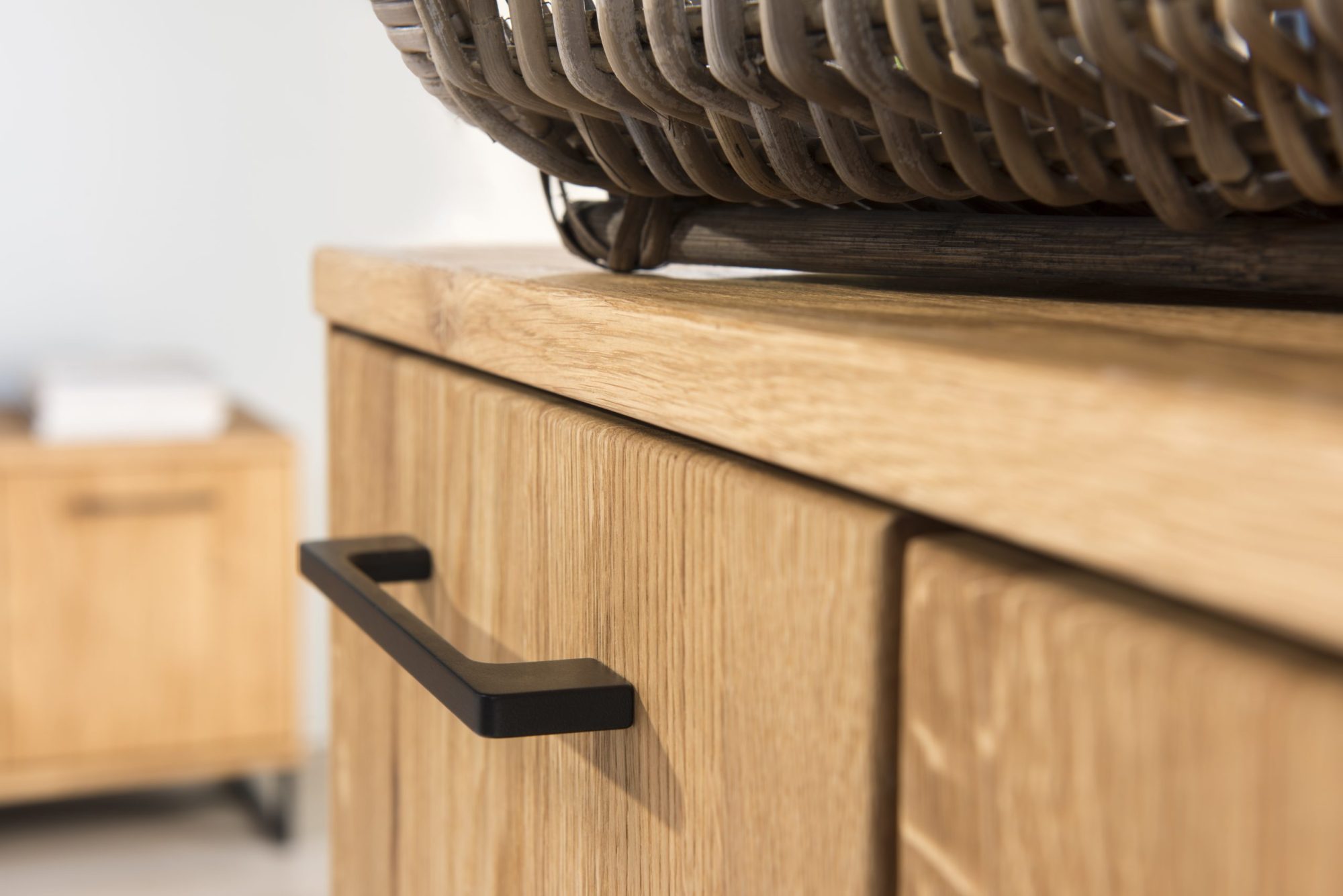 Drewniana komoda z solidnymi czarnymi uchwytami do industrialnych wnętrz