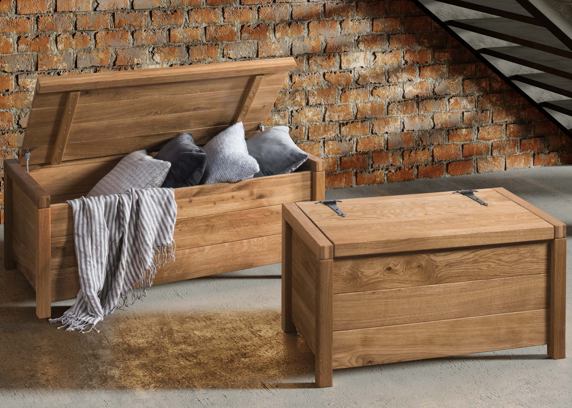 Drewniana skrzynia z funkcją siedziska w loftowym wnętrzu