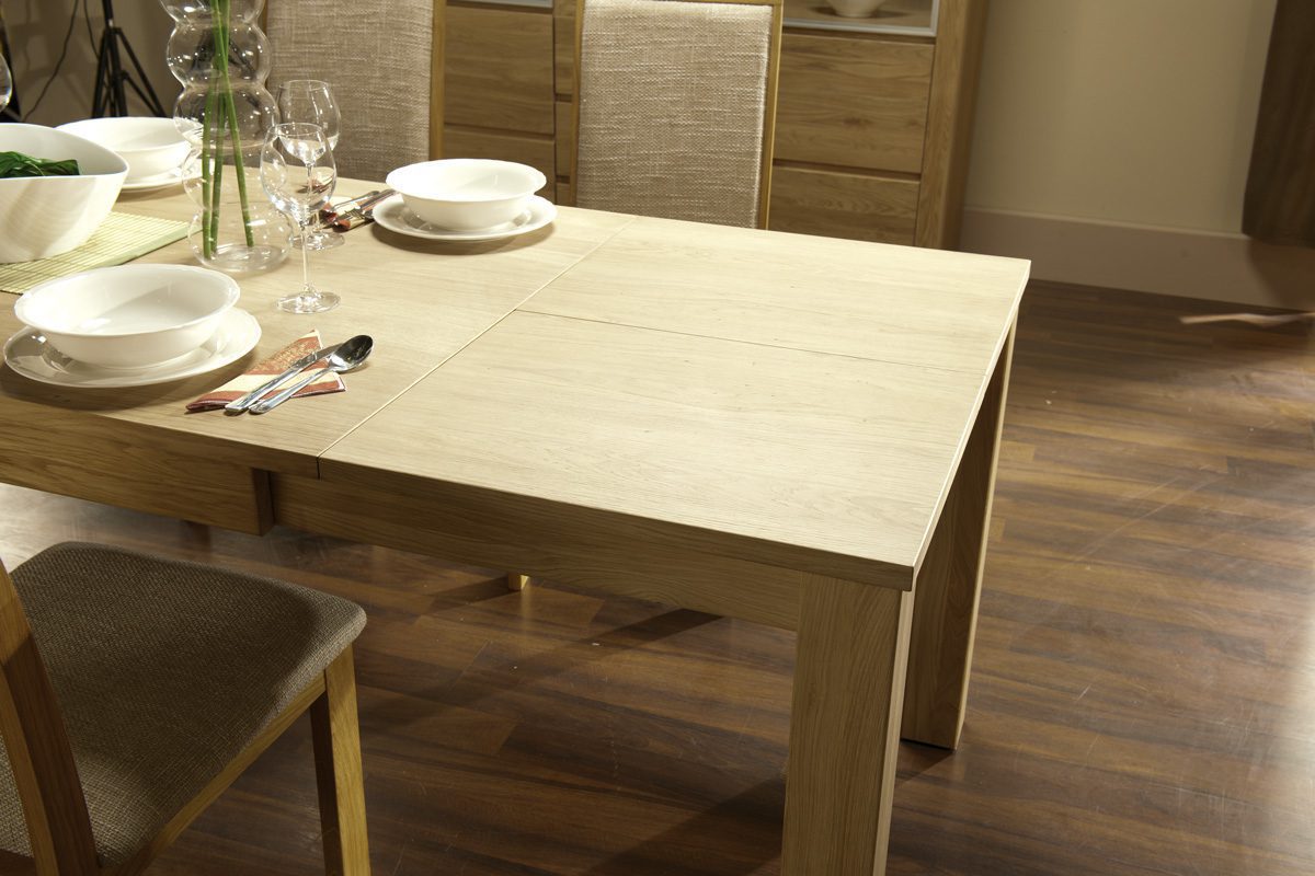 Przestronny stół z naturalnym wykończeniem do nowoczesnej jadalni