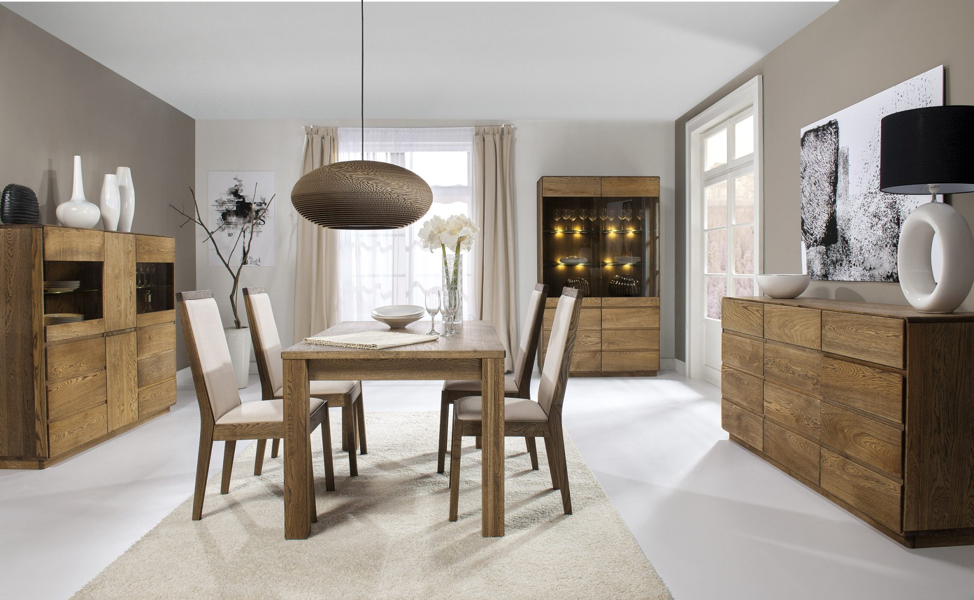 Meble drewniane w kolorze palonym w eleganckiej jadalni