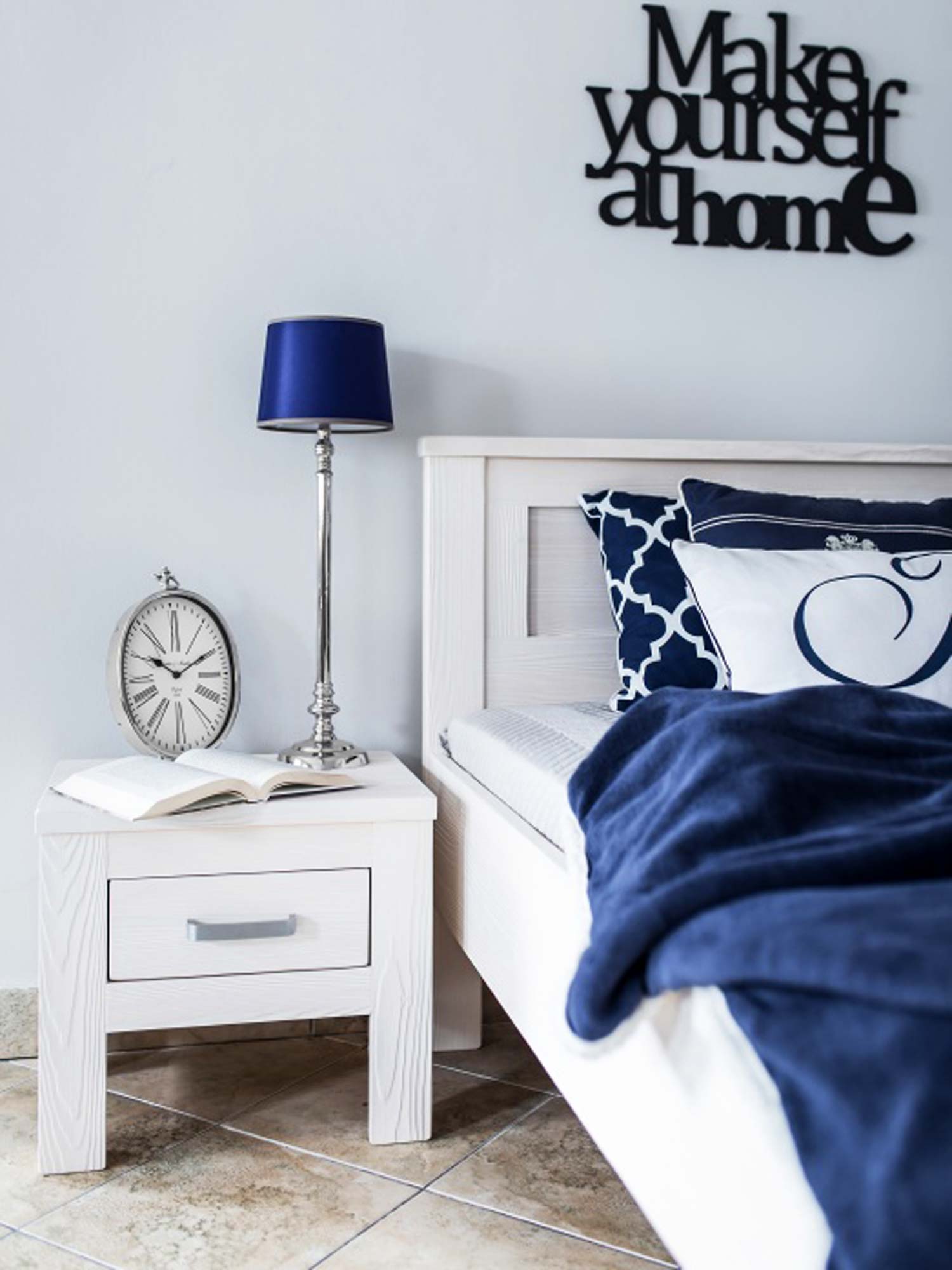 Szafka Nocna na Nóżkach Drewniana PROVANCIA aranżacja Szafka Nocna na Nóżkach Drewniana PROVANCIA aranżacja