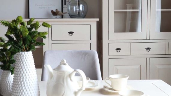 Miniaturka 10 - Wysoka witryna drewniana biała aranżacja FELIX