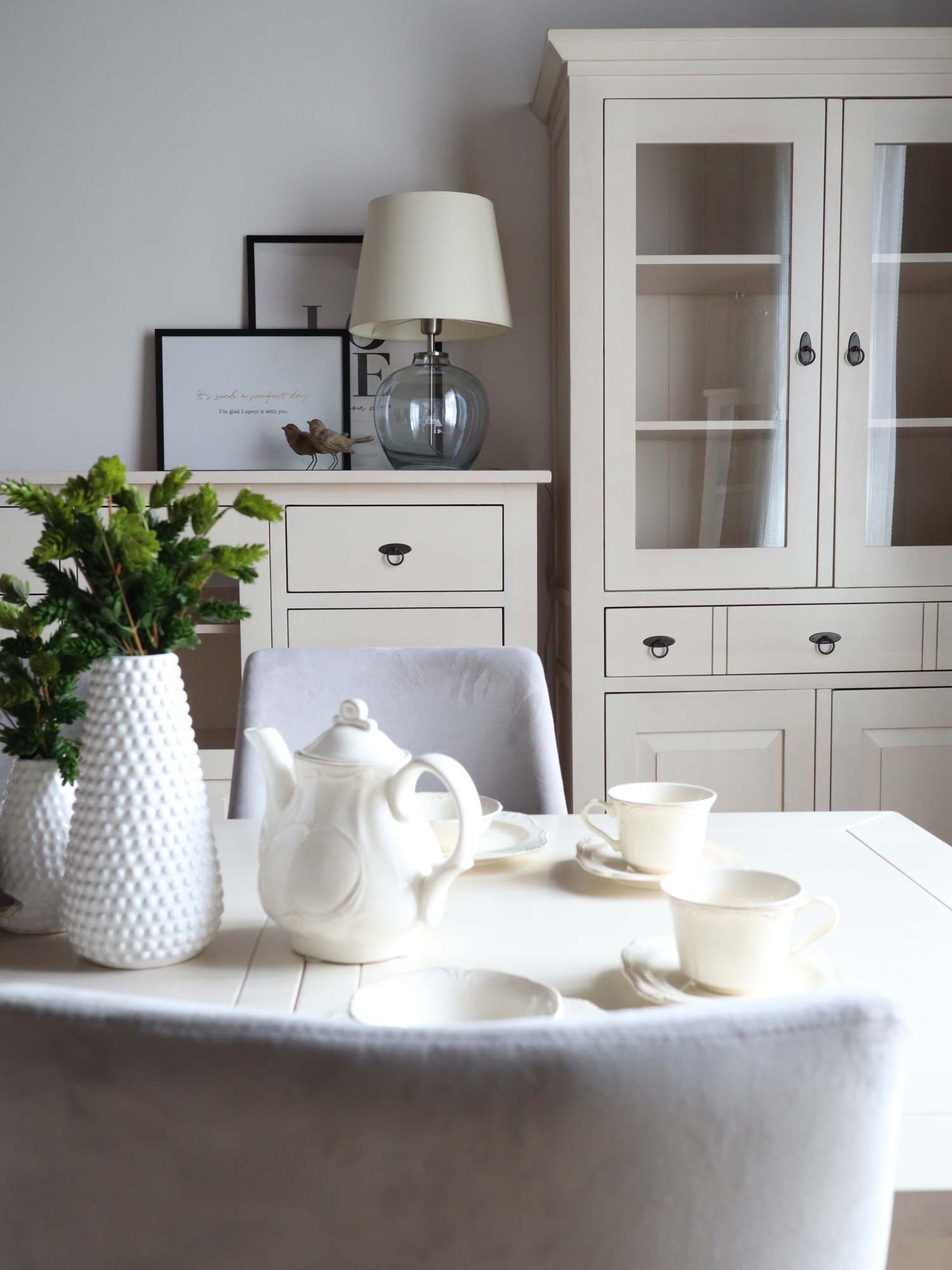 Wysoka witryna drewniana biała aranżacja FELIX Wysoka witryna drewniana biała aranżacja FELIX