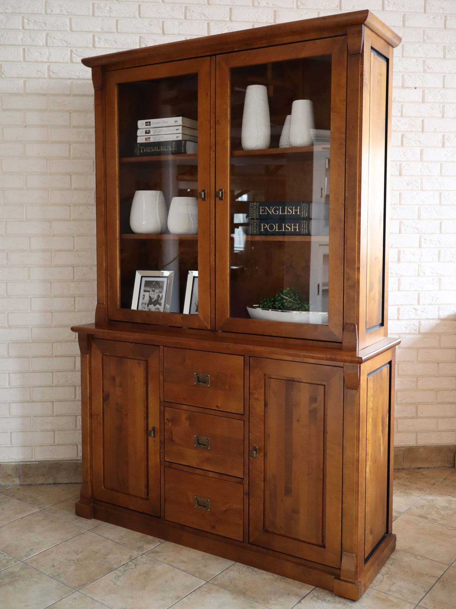 Kredens z Drewna Brzozowego do Salonu OTIS aranżacja