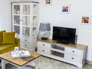 Miniaturka 4 - Szafka RTV z Drewna biała aranżacja LOGAN