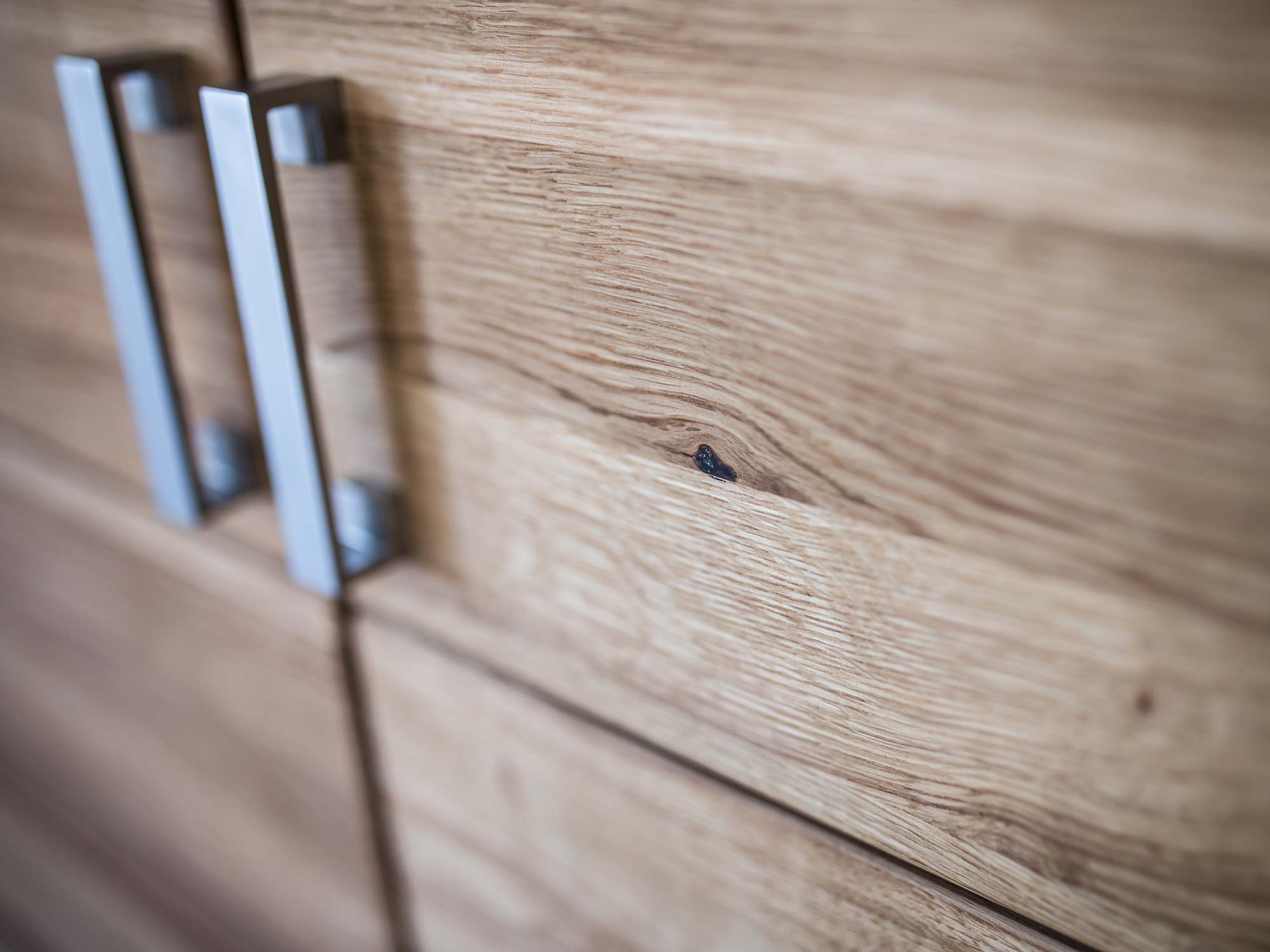 Komoda drewniana z drzwiczkami detale ALAMOS