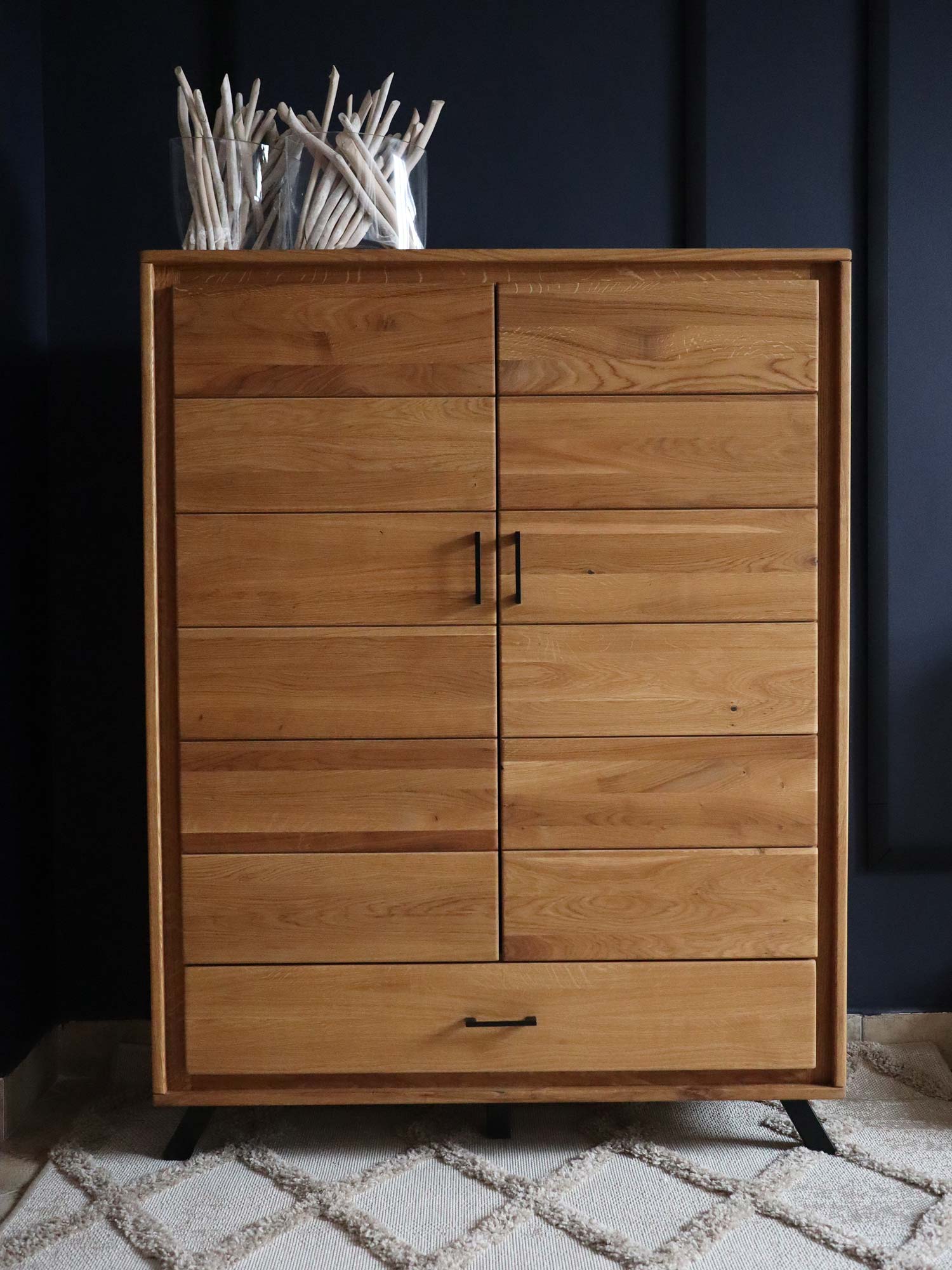 Wysoka Dębowa Komoda na Nóżkach aranżacja ALAMOS LOFT