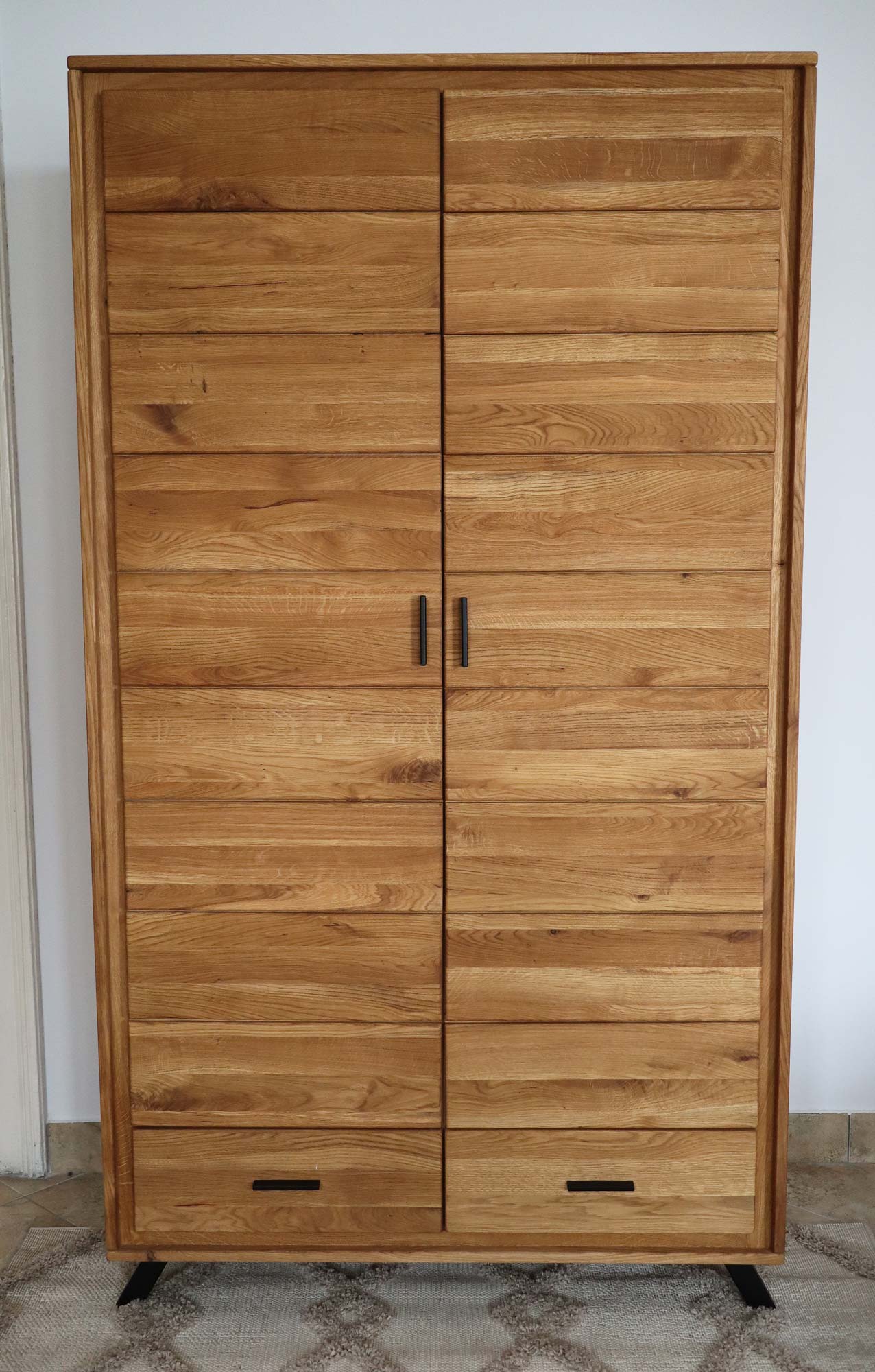 Dębowa Szafa Dwudrzwiowa na Nóżkach ALAMOS LOFT aranzacja