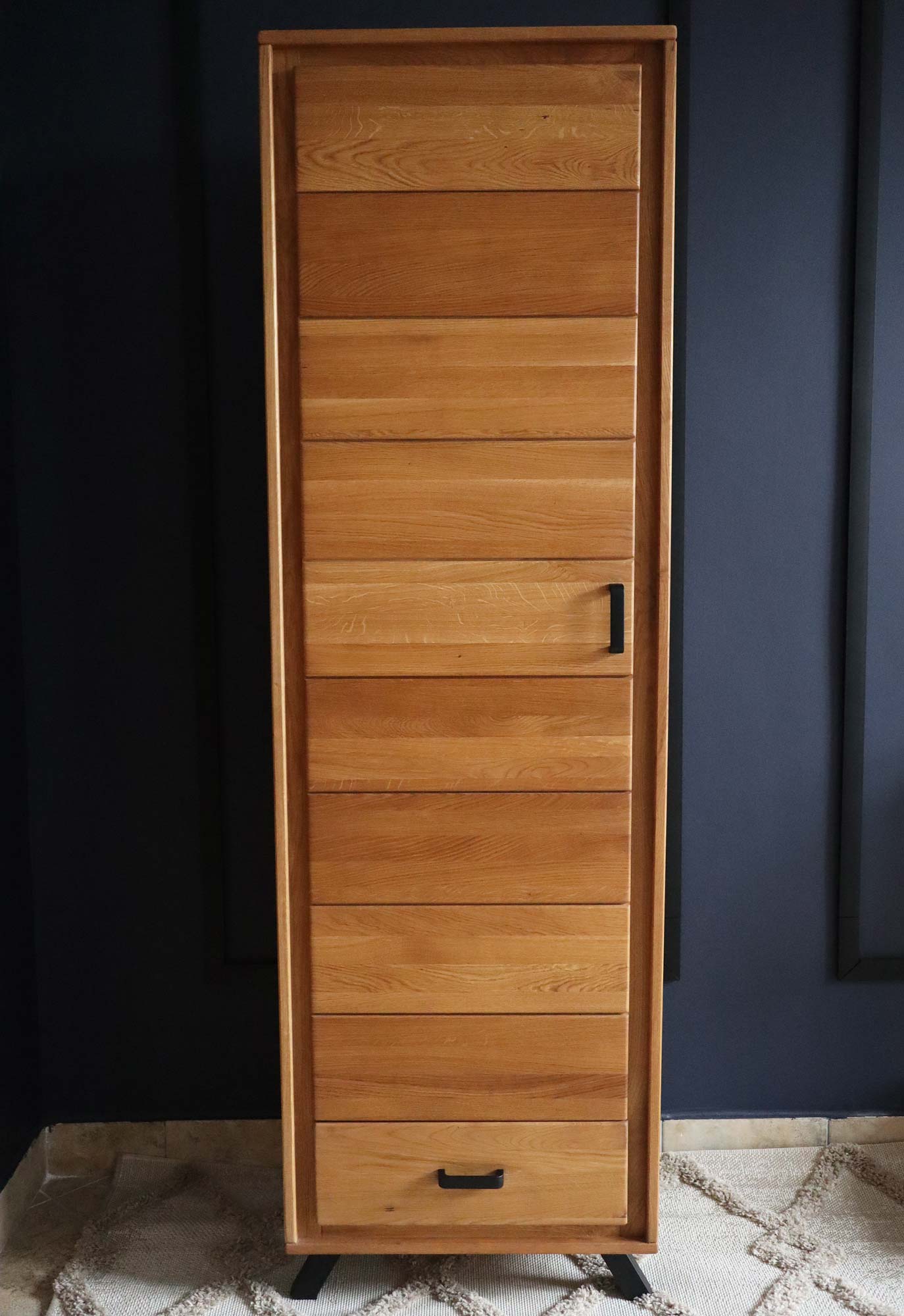 Szafa pojedyncza drewniana na nóżkach aranżacja ALAMOS LOFT