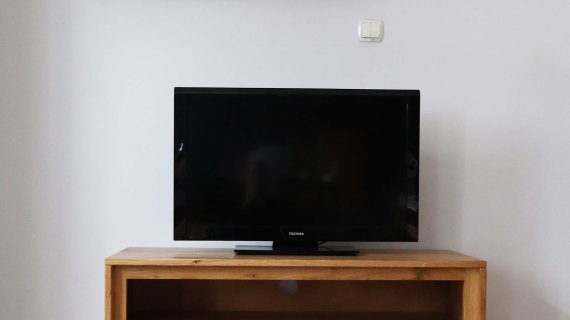 Miniaturka 1 - Mała Szafka RTV na Nóżkach Dąb aranżacja ALAMOS LOFT