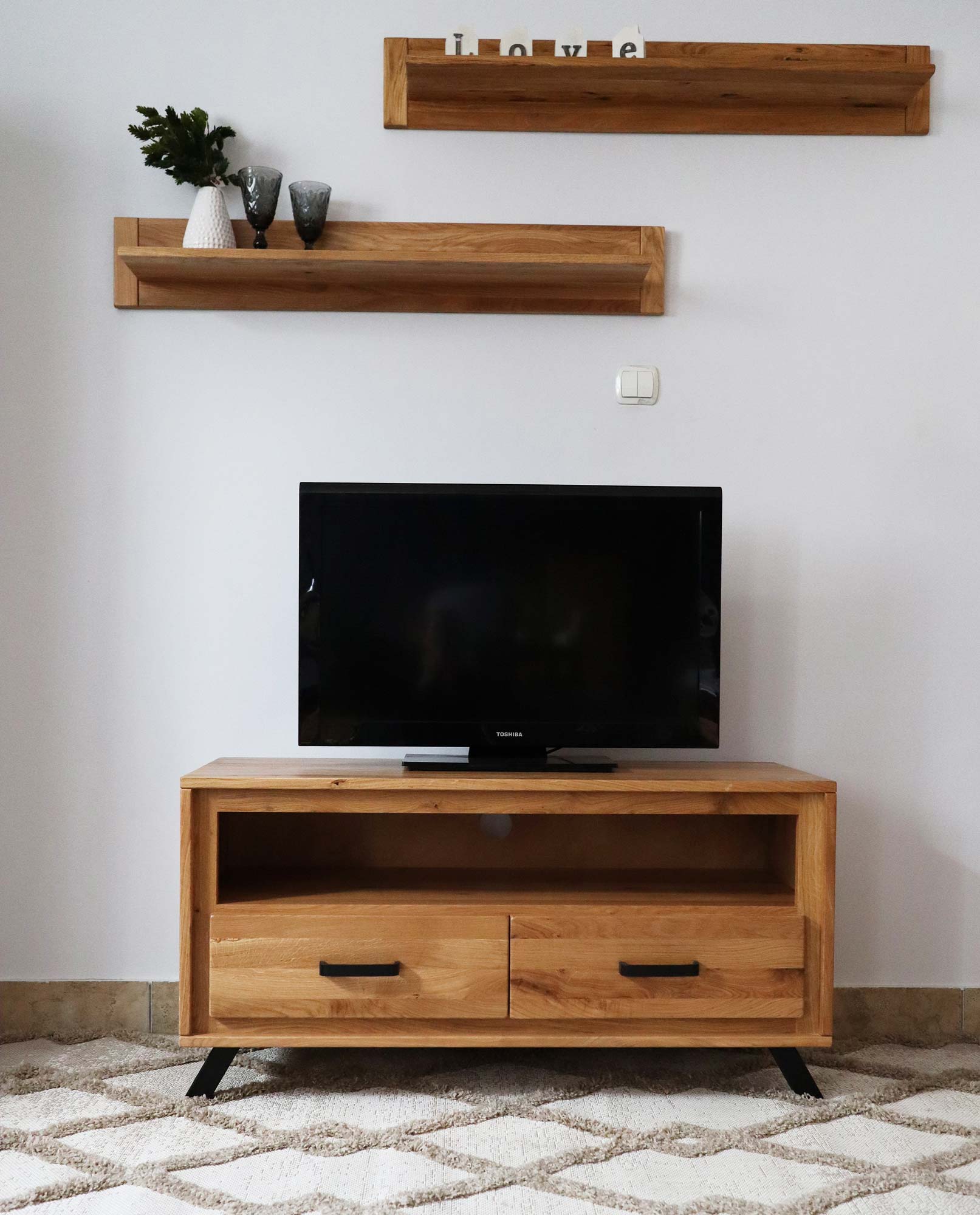 Mała Szafka RTV na Nóżkach Dąb aranżacja ALAMOS LOFT Mała Szafka RTV na Nóżkach Dąb aranżacja ALAMOS LOFT