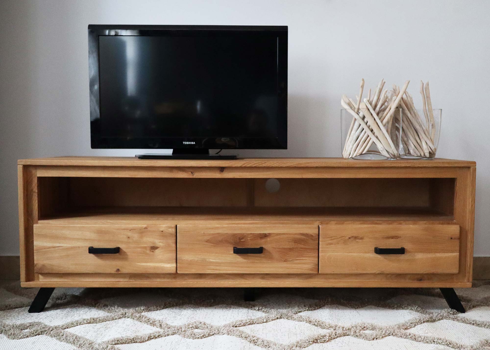 Szafka RTV Dębowa na Nóżkach aranżacja ALAMOS LOFT