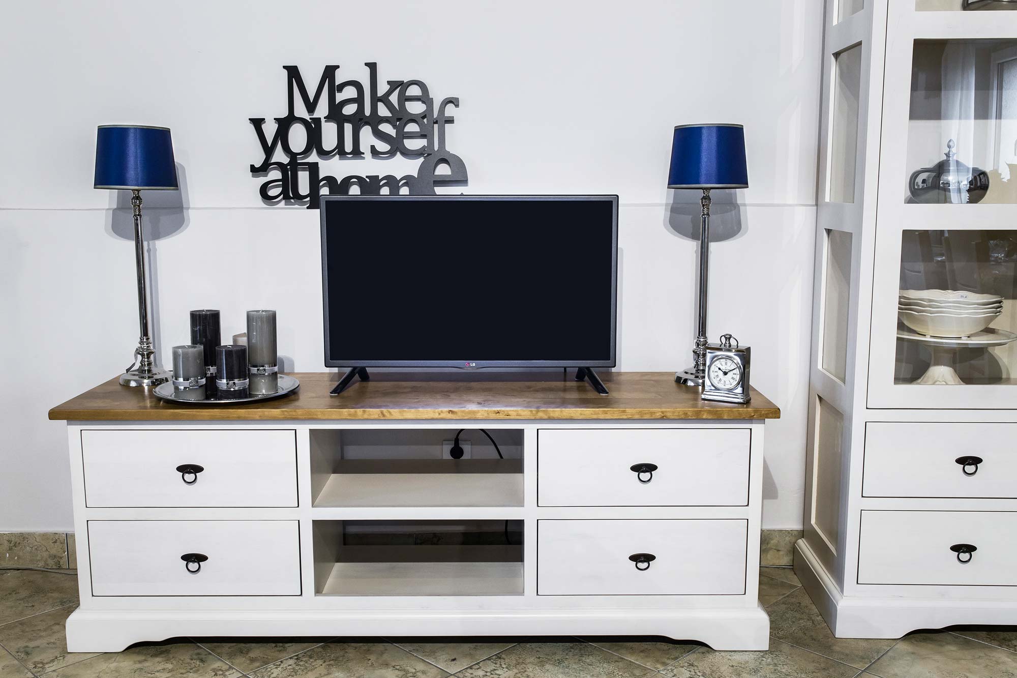 Szafka RTV z Drewna Brzozowego LOGAN aranżacja