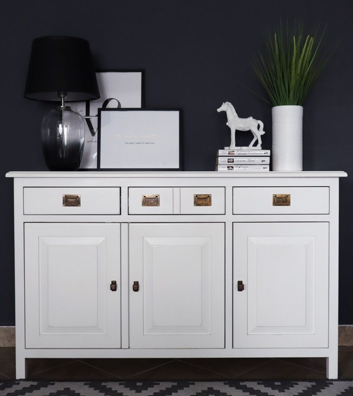 Komoda Drewniana w Klasycznym Stylu MENDOZ aranżacja