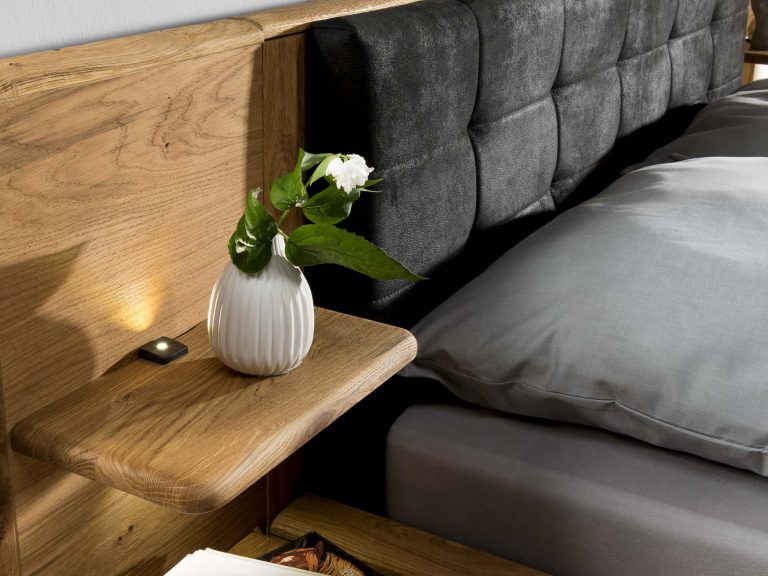 Drewniane Łóżko z Tapicerowanym Zagłówkiem