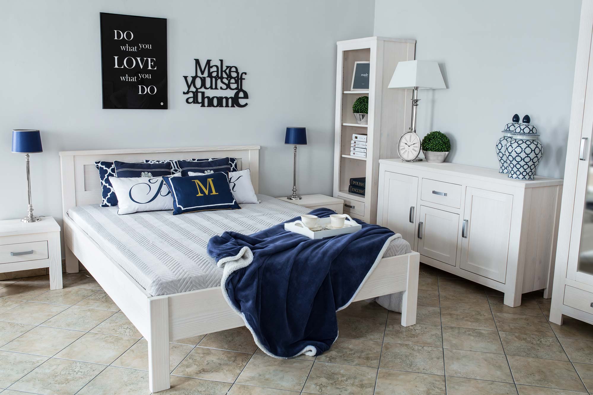 Łóżko drewniane białe na nóżkach Łóżko drewniane białe na nóżkach