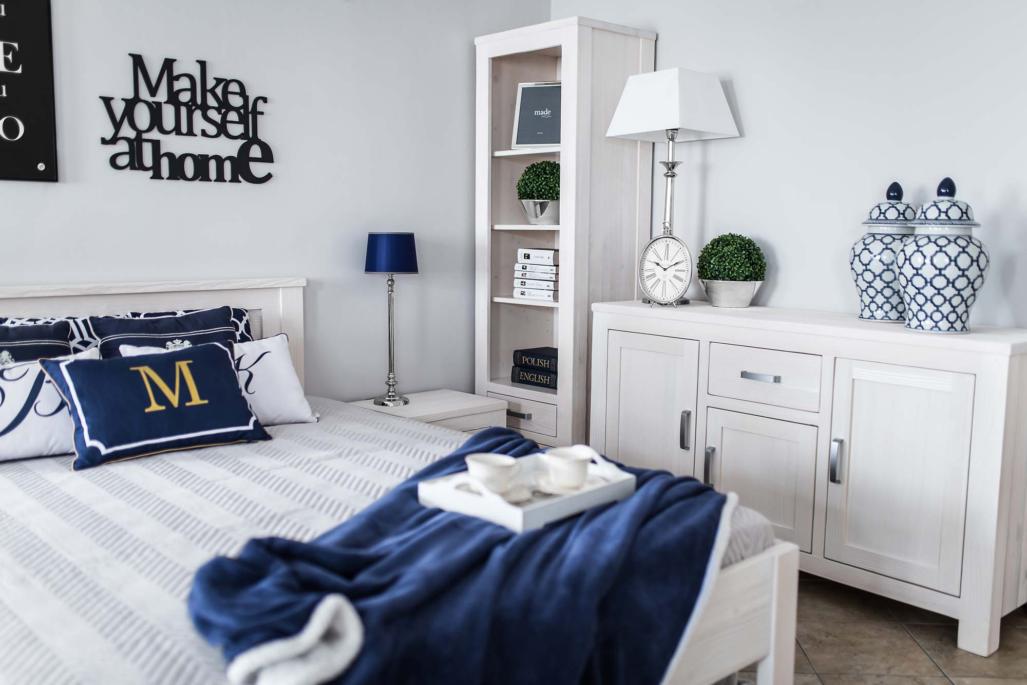 Kolekcja białych mebli w stylu skandynawskim