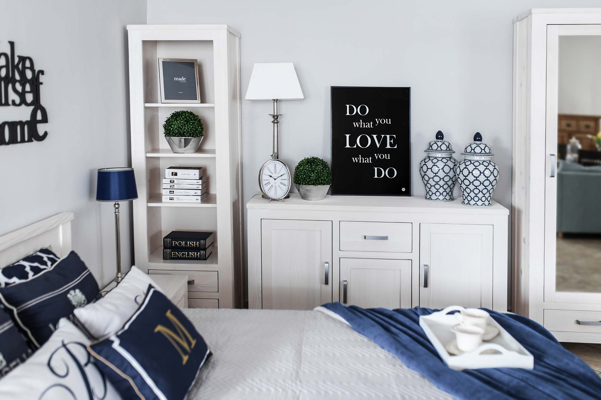 Komplet białych drewnianych mebli do sypialni aranżacja