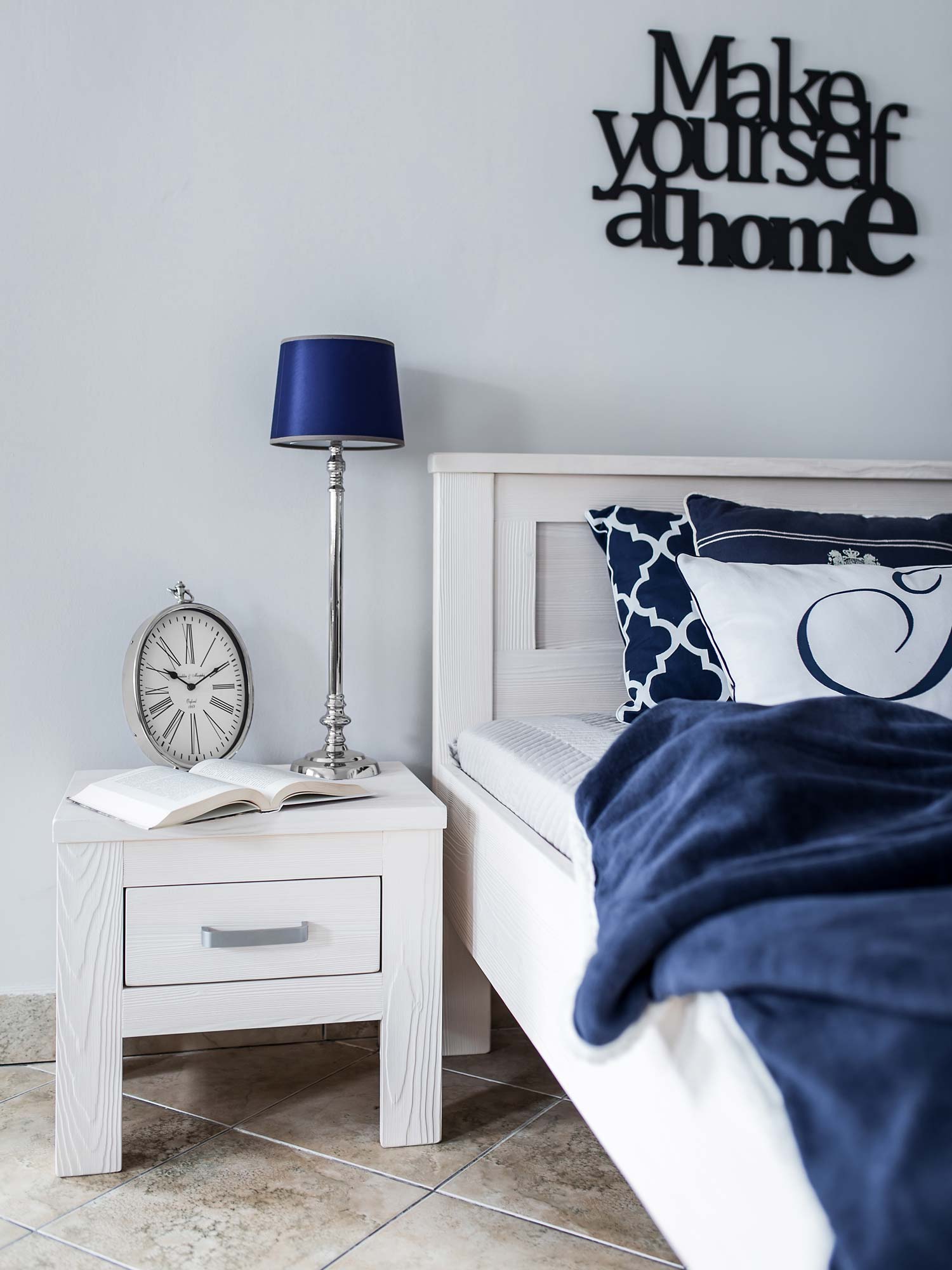 Łóżko drewniane z szafką nocną białe