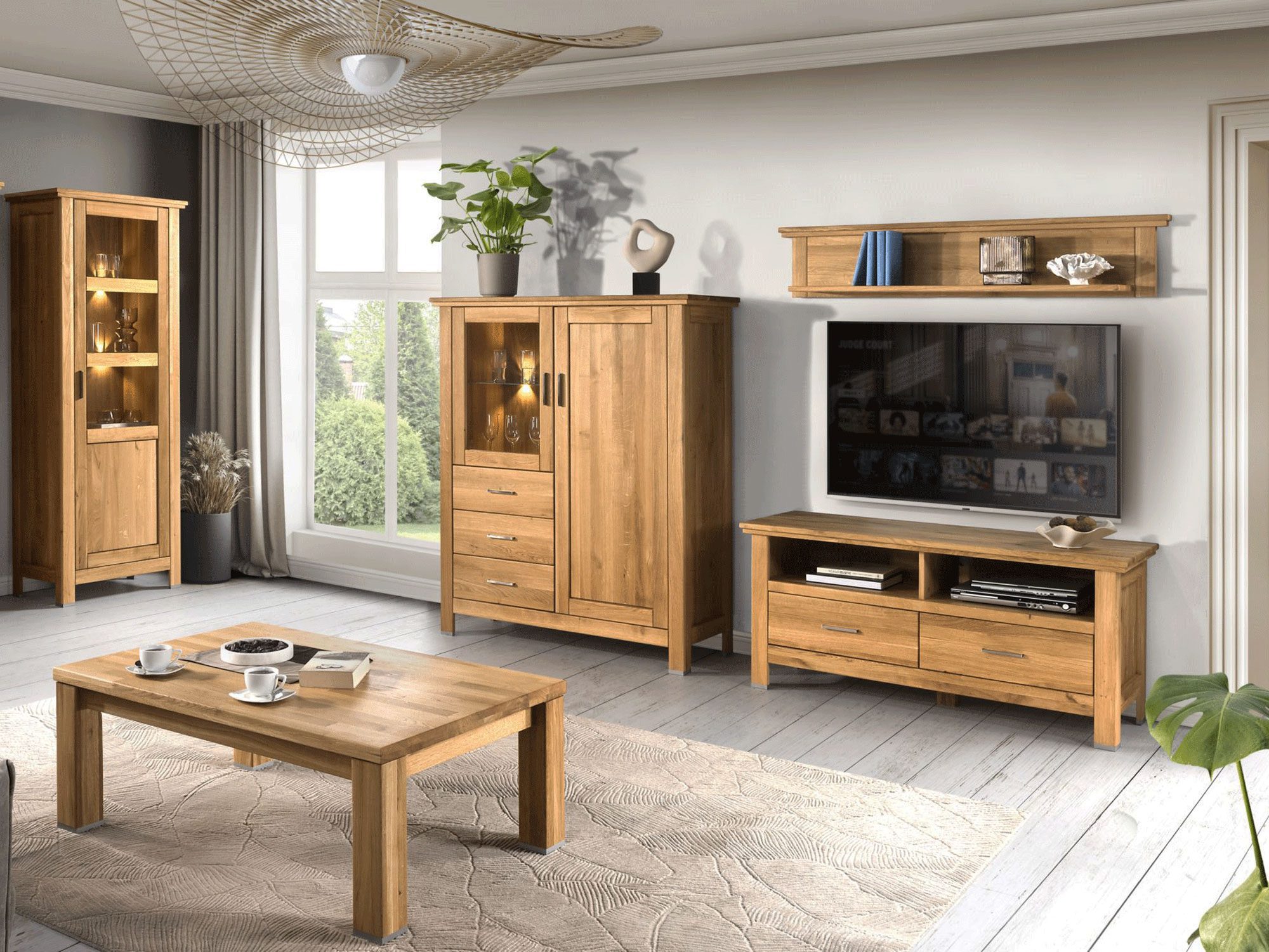 Nowoczesny salon z drewnianymi regałami i stolikiem, minimalistyczne meble drewniane.