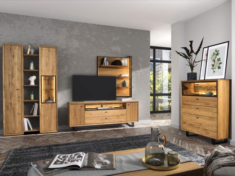 Nowoczesny salon z drewnianą szafką i zabudową RTV, elegancki salon z meblami drewnianymi.