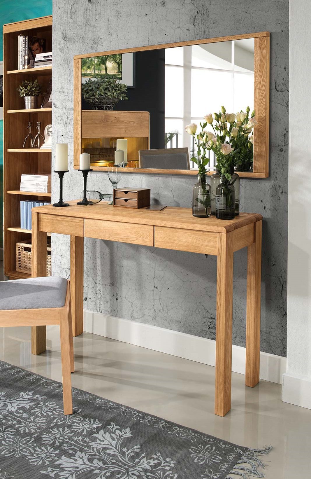 Drewniana toaletka z lustrem i krzesłem aranżacja