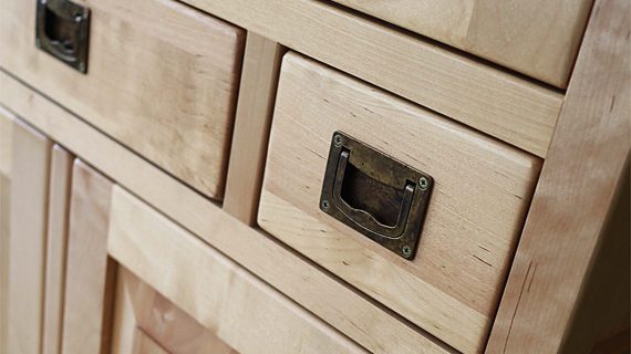 Miniaturka 8 - Witryna wysoka drewniana uchwyt MENDOZ zbliżenie