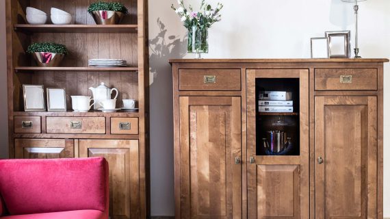 Miniaturka 4 - Wysoka Komoda z Przeszkleniem MENDOZ aranżacja