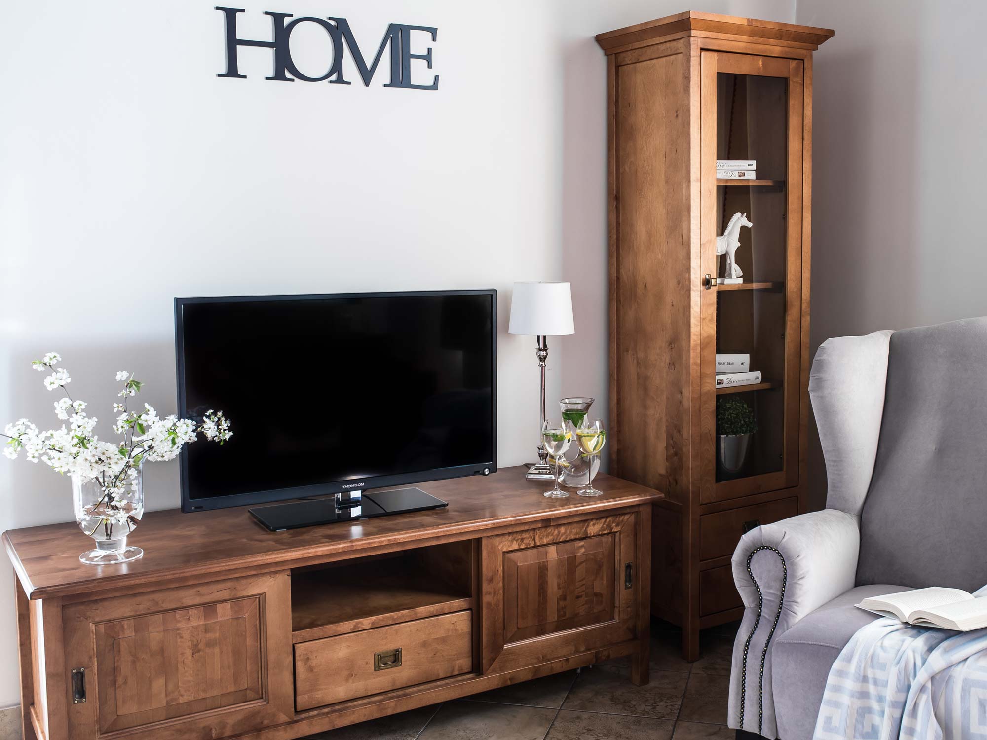 Meble z litego drewna dębowego do salonu w klasycznym stylu