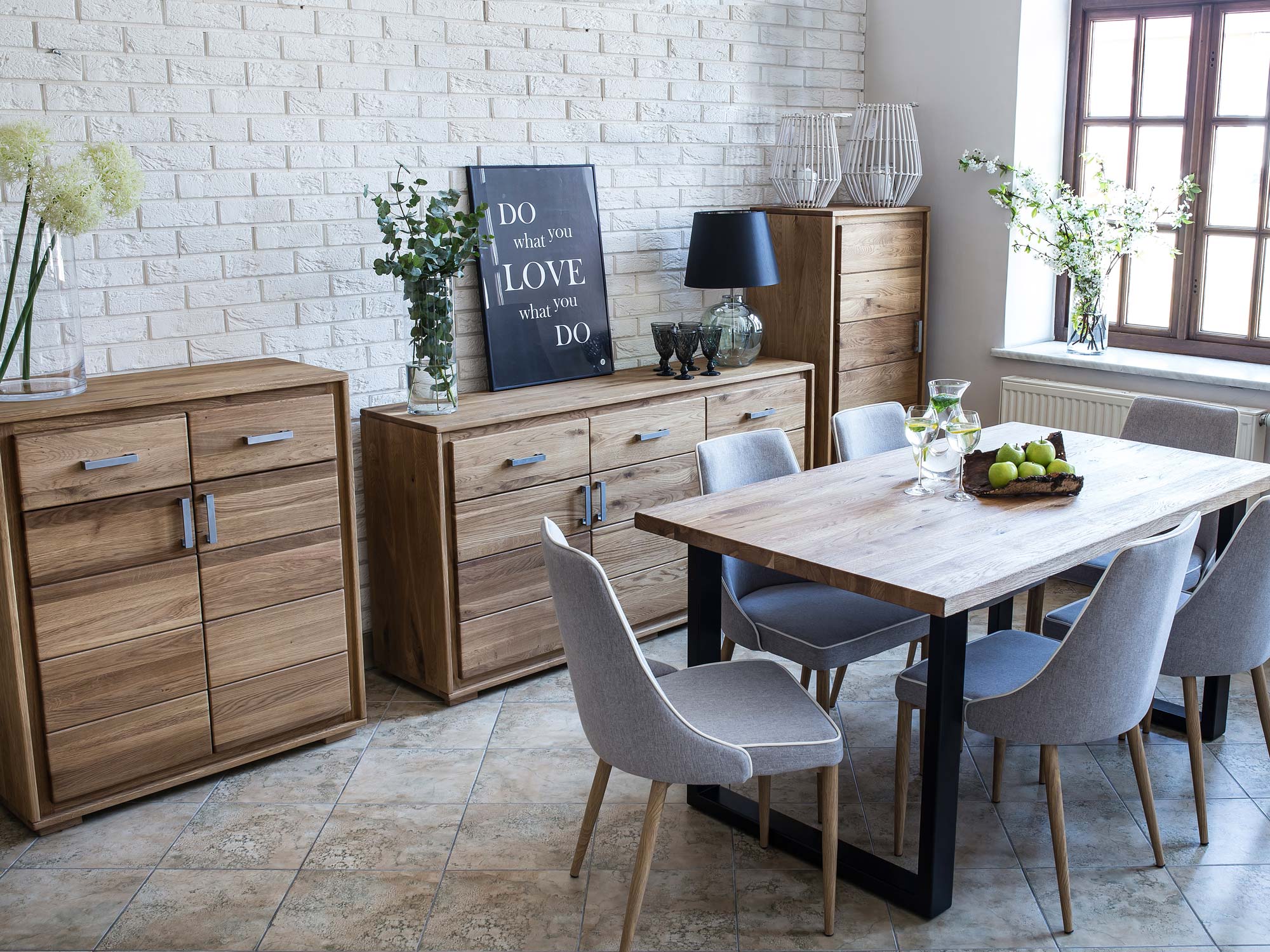 Drewniana komoda uchwyty metalowe aranżacja Drewniana komoda uchwyty metalowe aranżacja