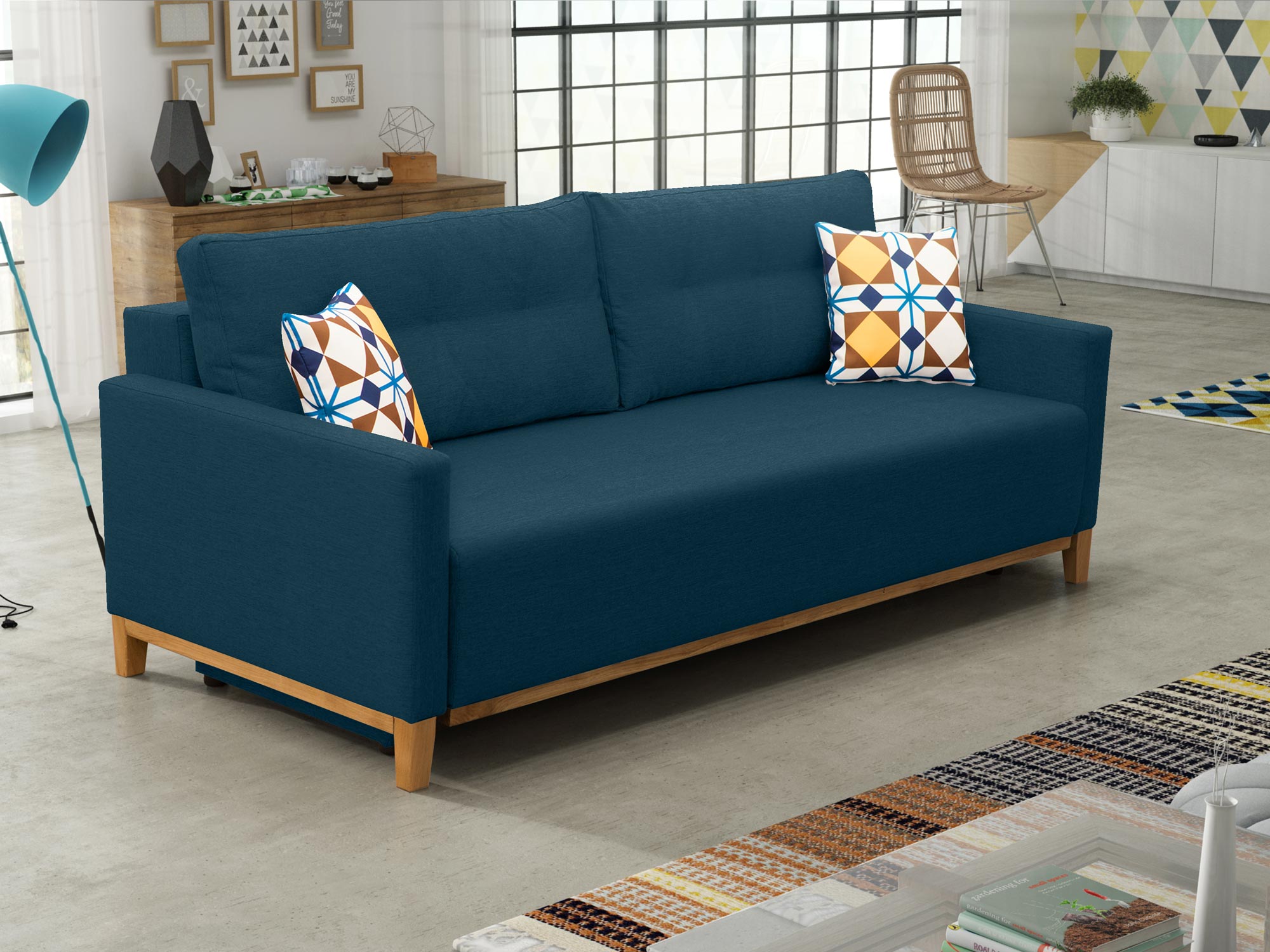 Granatowa kanapa do salonu na drewnianych nóżkach aranżacja ROSARIO