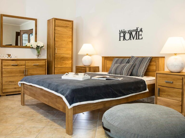 Aranżacja sypialni z meblami drewnianymi