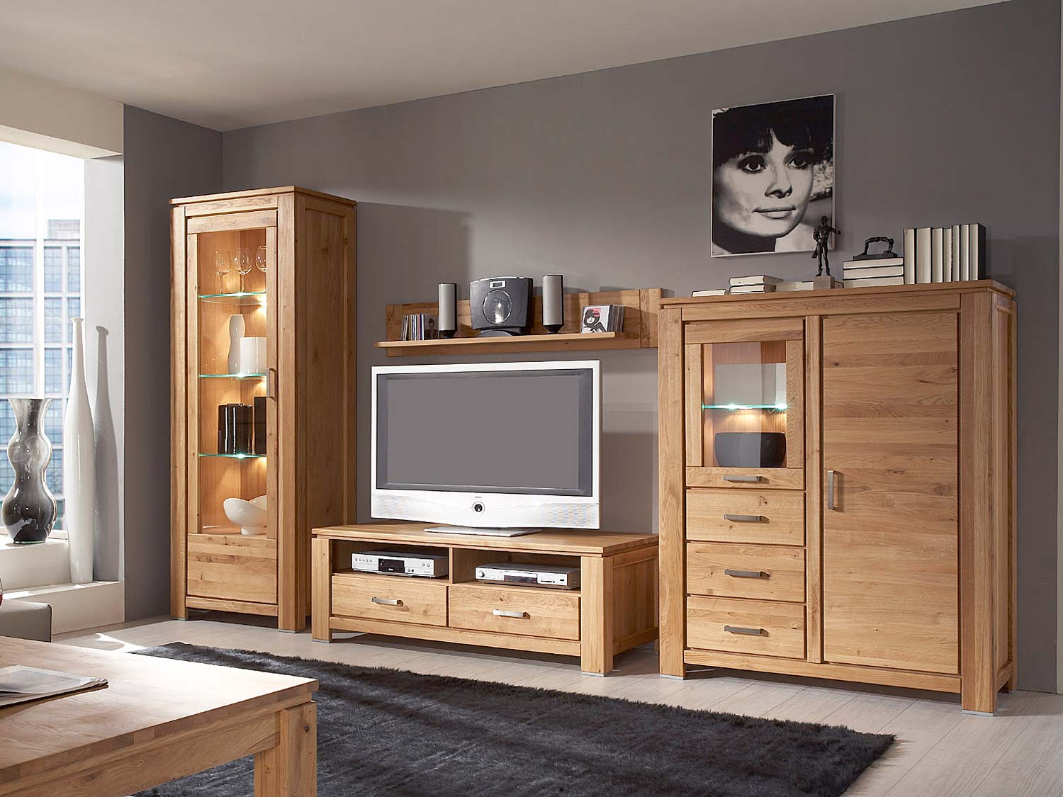 Drewniane meble do salonu z eleganckimi uchwytami