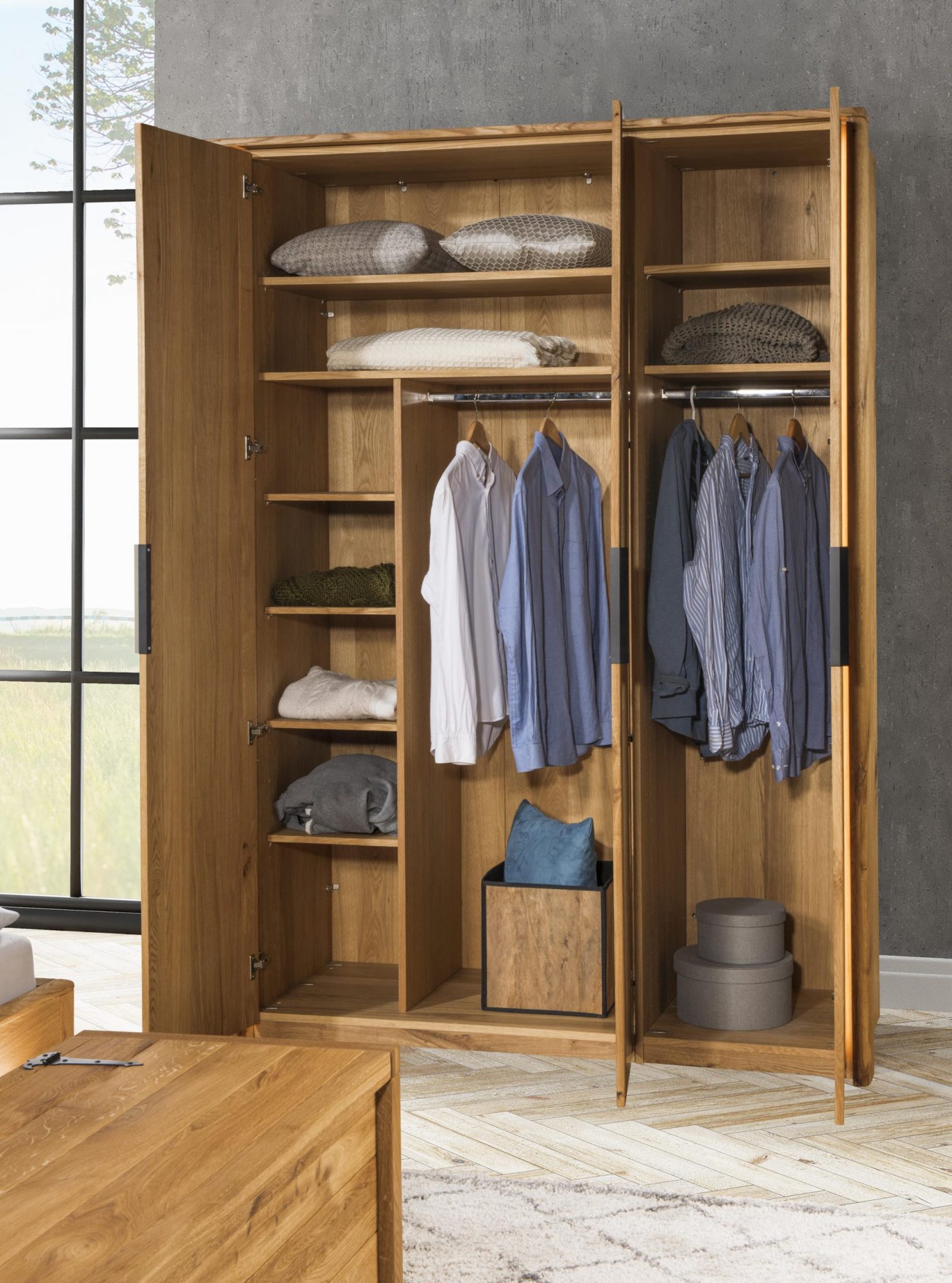 Szafa drewniana trzy drzwiowa środek