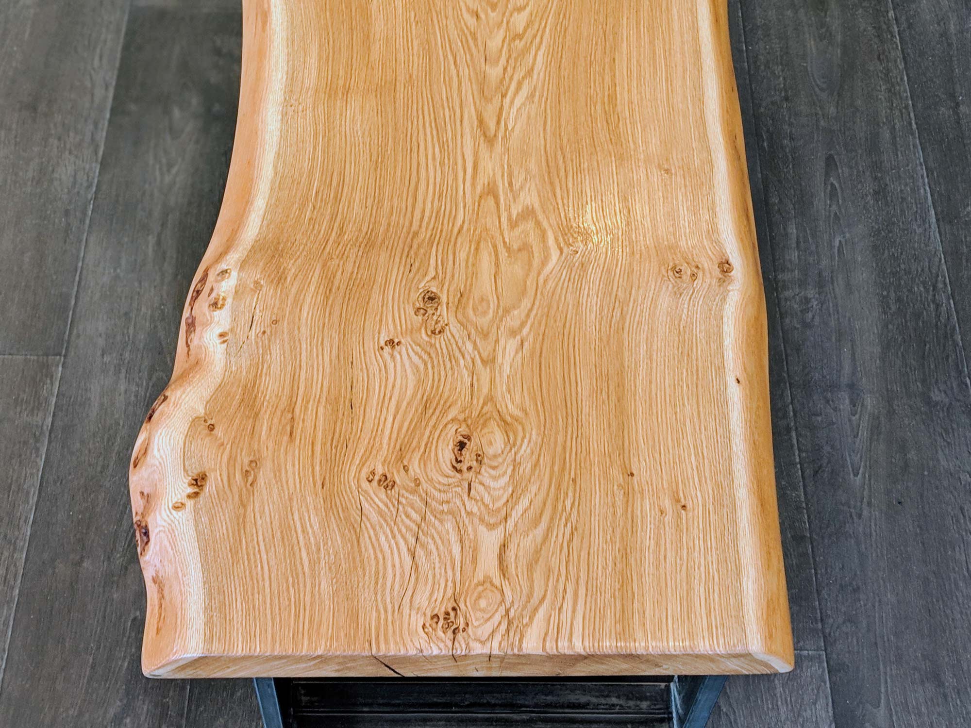 Nieregularny blat z żywicą i krawędzią w stylu live edge