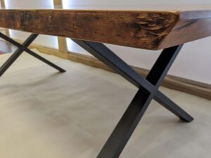Miniaturka 6 - Drewniany stół z geometrycznymi nogami i ciemnym blatem