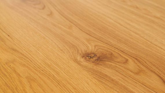 Miniaturka 4 - Detal drewna w stole do jadalni