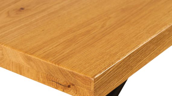 Miniaturka 5 - Detal krawędzi blatu drewnianego w stole z nóżkami czarnymi