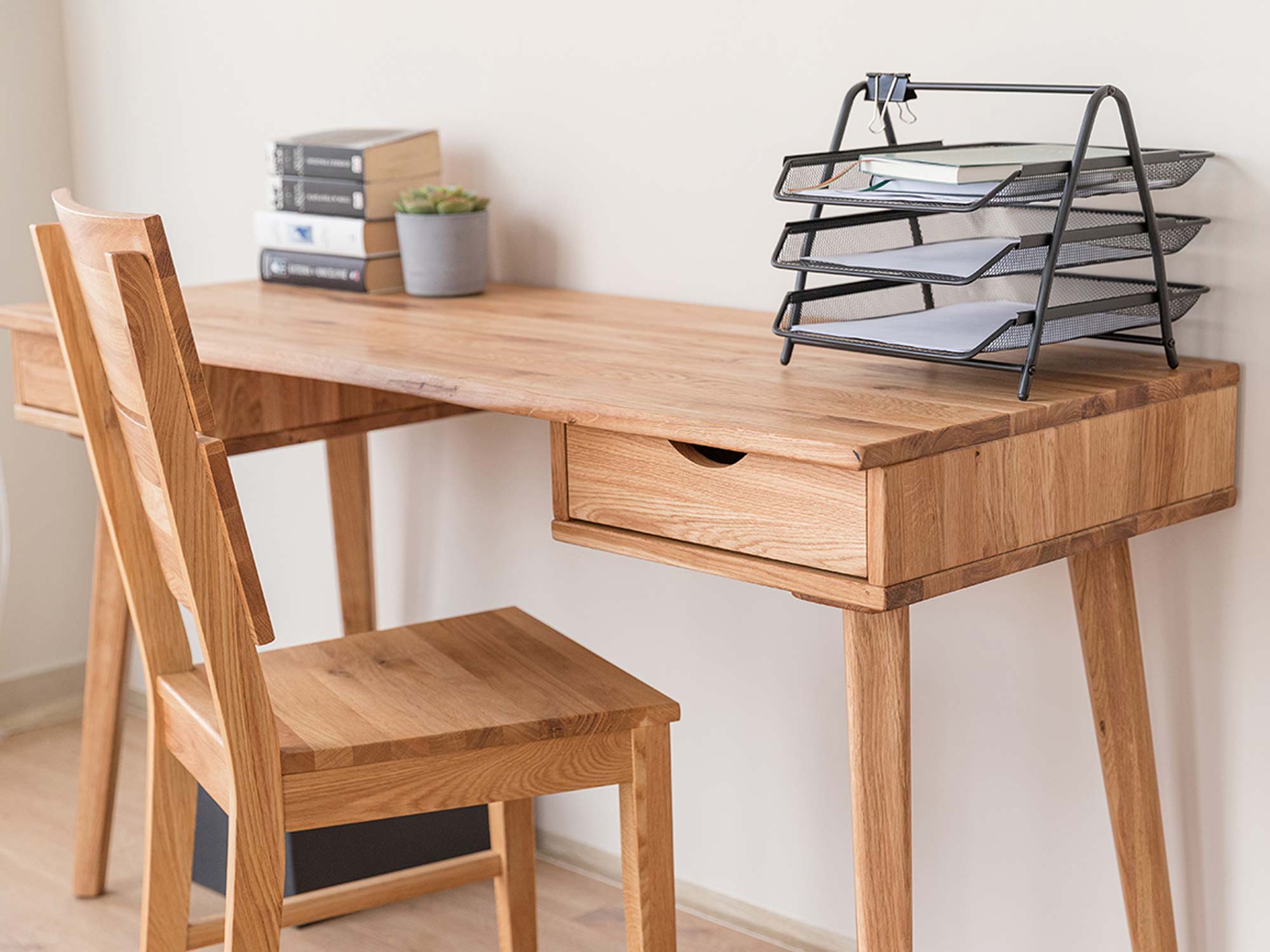 Drewniana toaletka biurko z szufladami aranżacja zbliżenie JENS