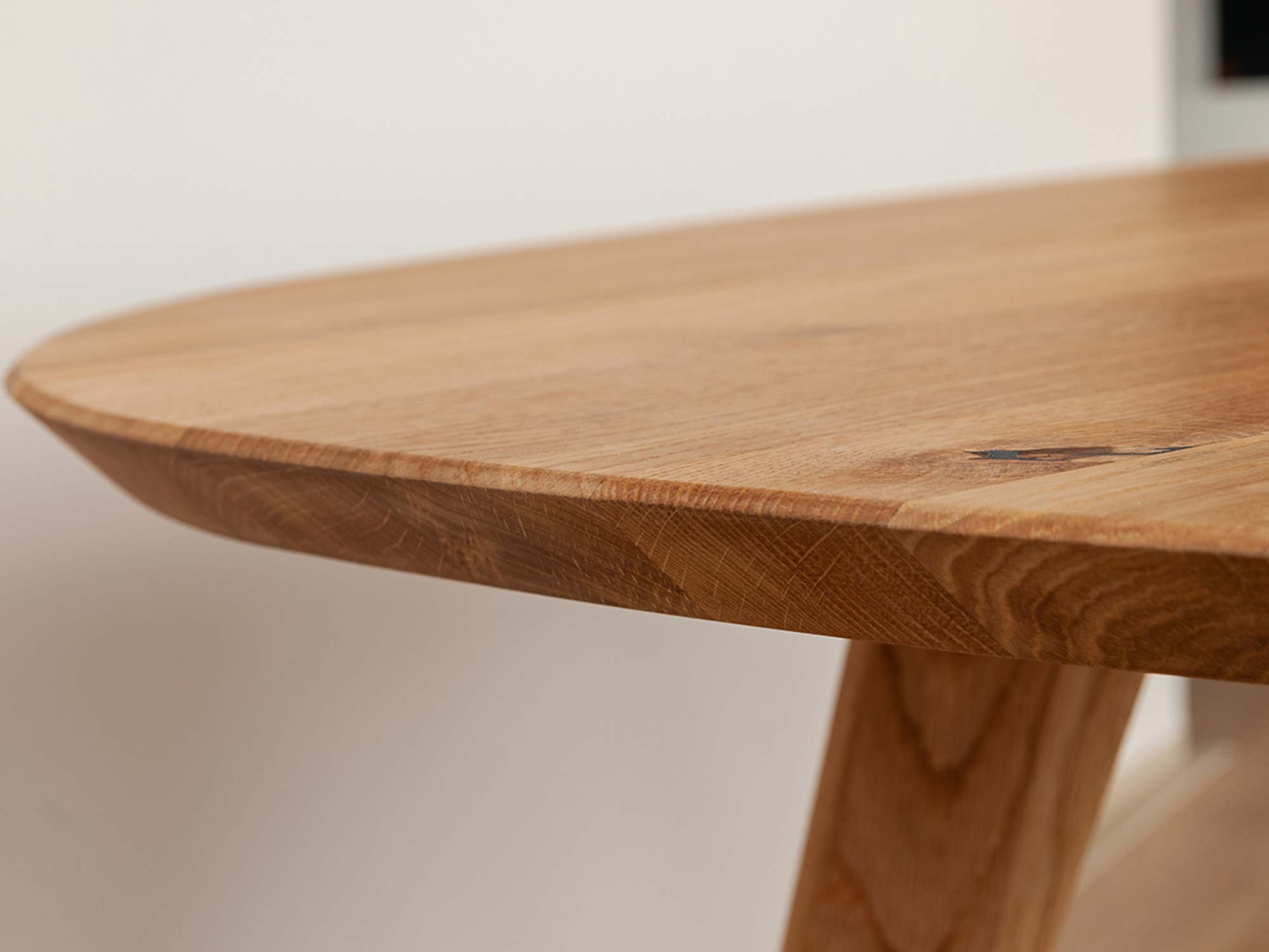 Owalny stolik kawowy z drewna blat wykończenie OLVIR