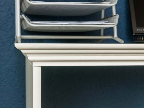 Białe biurko klasyczne blat zbliżenie INGRID